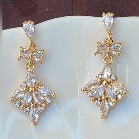Gorgeous Gold Tone Crystal Drop Vintage Style Earrings - Picture 2 of 5